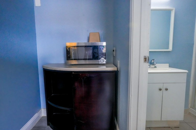 Bathroom 4, Economy Inn Buttonwillow Bakersfield I-5, Kern