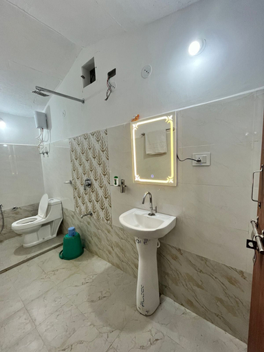 Bathroom, Home in the Jungle, Seoni