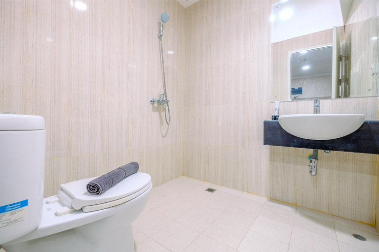 Bathroom 5, Comfortable and Modern 2BR Sentul Tower Apartment By Travelio, Bogor
