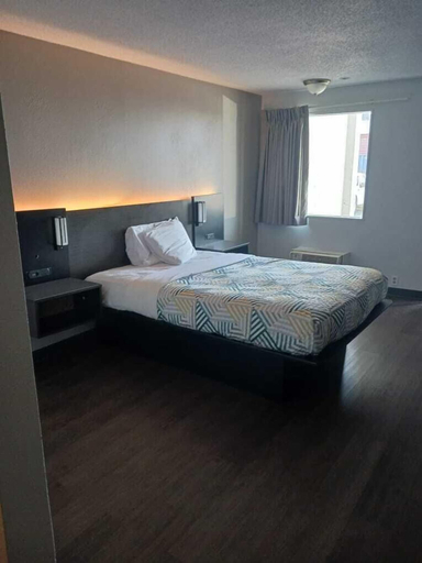 Bedroom 4, Hotel 465 by Regency Inn & Suites, Marion