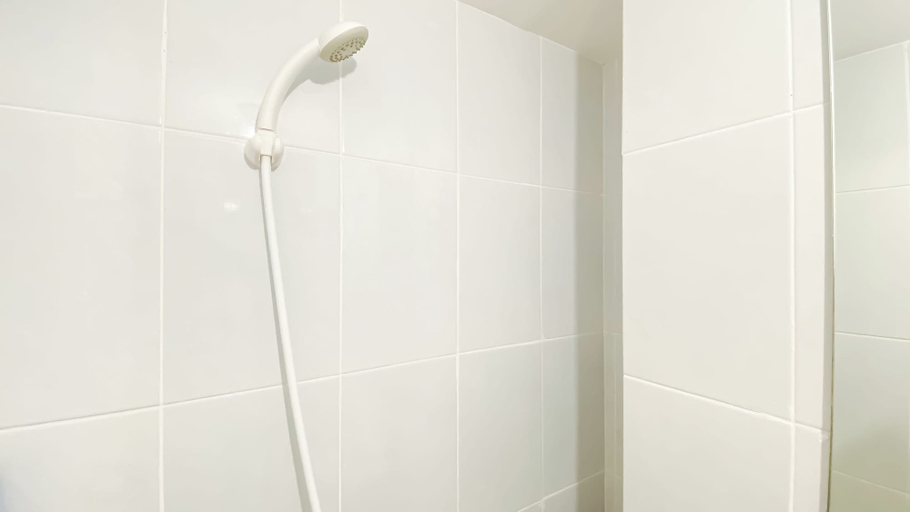 Bathroom 3, Homey And Minimalist Style Studio Apartment At Tokyo Riverside Pik 2, Tangerang