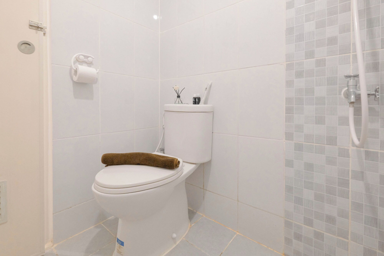 Bathroom 2, Great Choice And Homey 2Br Apartment Tokyo Riverside Pik 2, Tangerang
