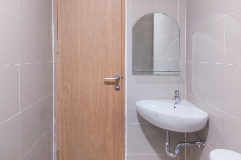 Bathroom 5, Cozy Living And Relaxing Studio Room Apartment B Residence, Tangerang Selatan
