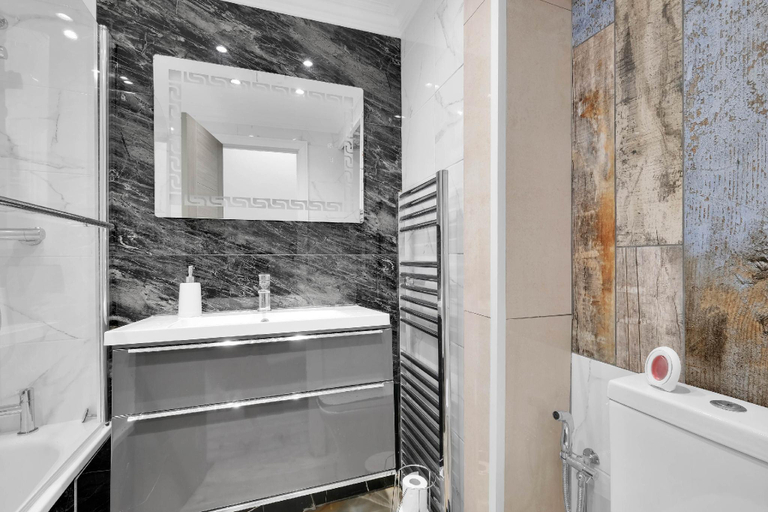 Bathroom 3, Newly refurbished 2 Bed House in a Town Centre, Devon