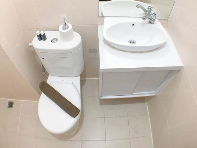 Bathroom 5, Minimalist And Cozy Studio Bale Hinggil Apartment, Surabaya