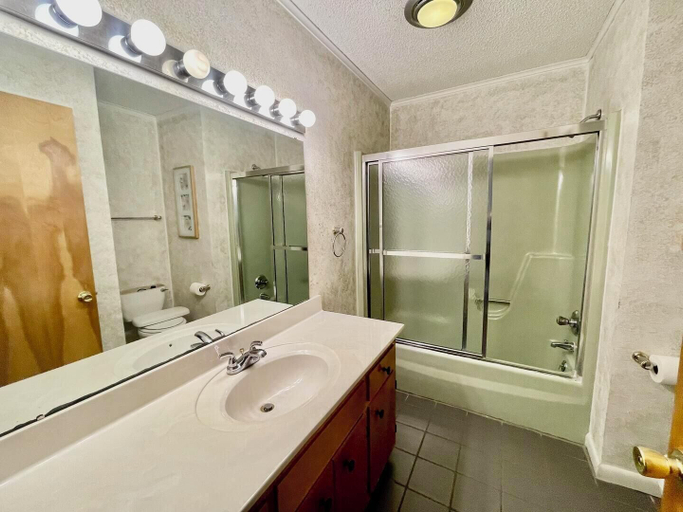 Bathroom 4, Munson Street 312, Sussex