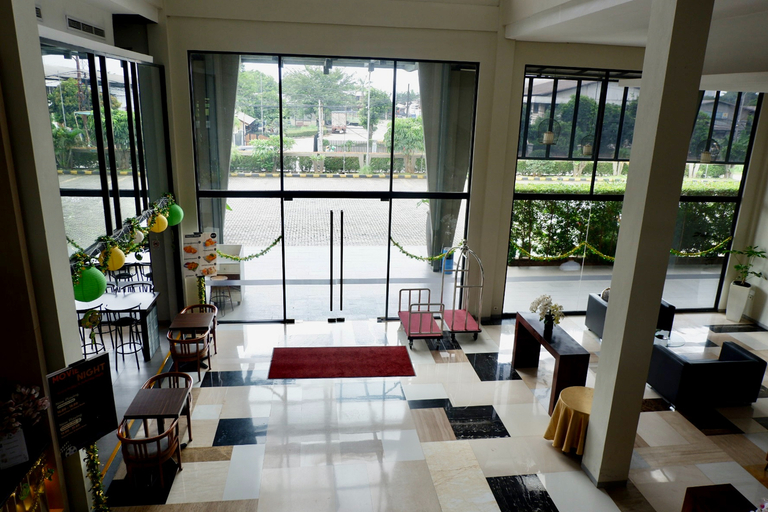 Exterior & Views 11