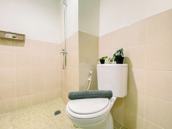 Bathroom 3, Comfort 2Br At 7Th Floor Podomoro Golf View Apartment, Bogor