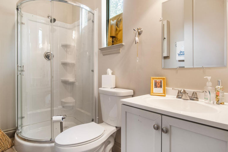 Bathroom 3, Sister Creek Ranch, Kendall