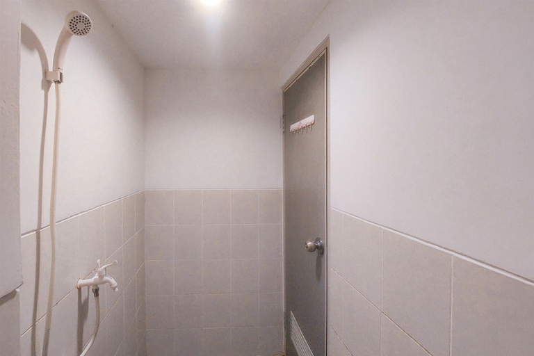 Bathroom 3, Simply And Homey 2Br Urbantown Serpong Apartment, Tangerang Selatan