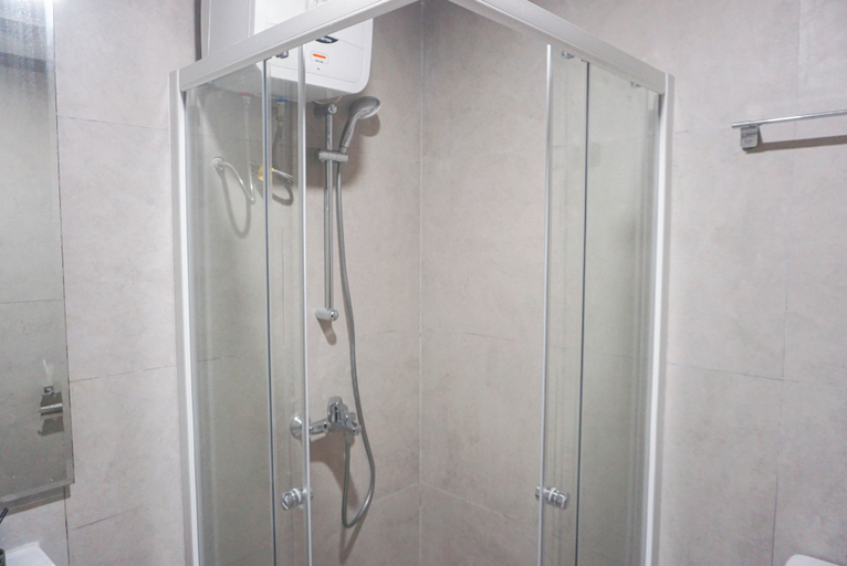 Bathroom 3, Comfy And Strategic 2Br Connecting Mall At Pollux Chadstone Apartment, Cikarang