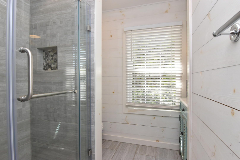 Bathroom 3, Philadelphia Street 224, Sussex