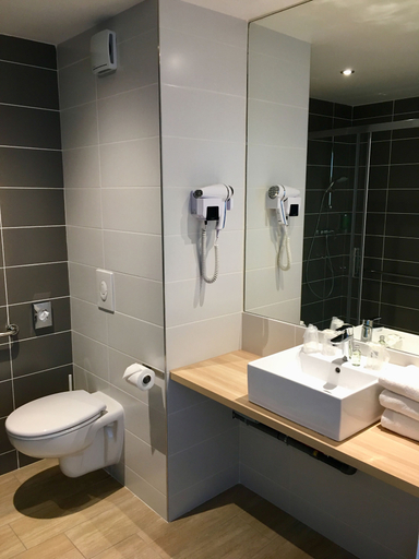 Bathroom, Brit Hotel Martigues Nord, Bouches-du-Rhône