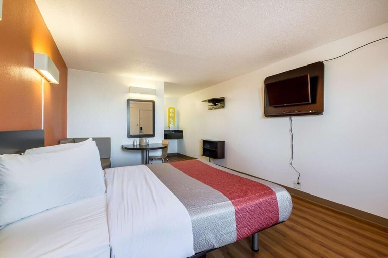 Bedroom 5, Hotel 465 by Regency Inn & Suites, Marion