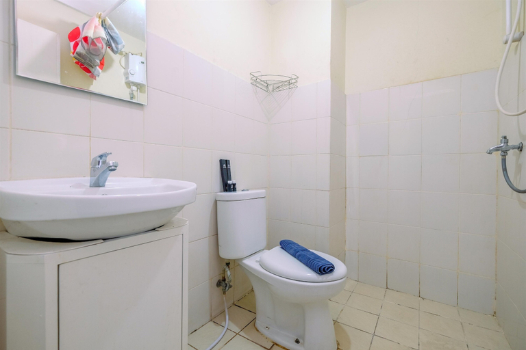 Bathroom 4, Comfort And Cozy Living 2Br Bogor Valley Apartment, Bogor