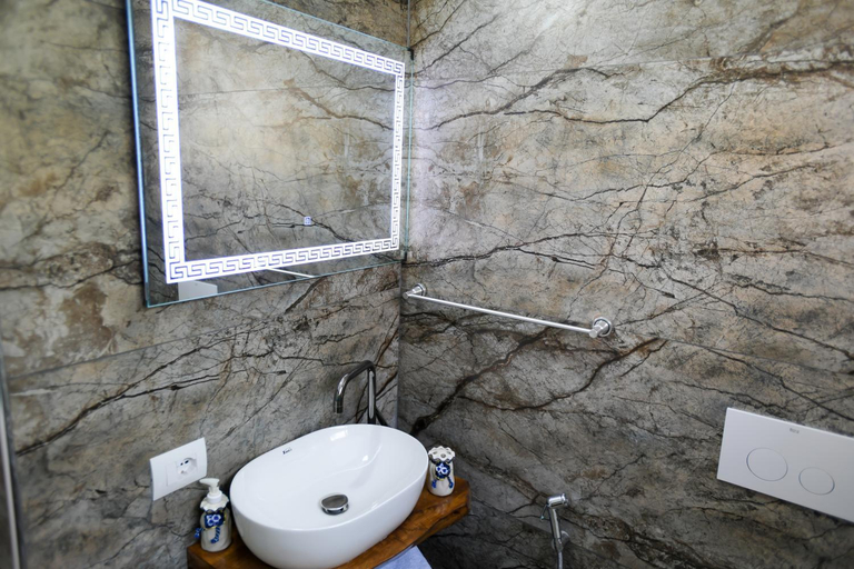 Shower 5, Vila Rivaaa, Beratit