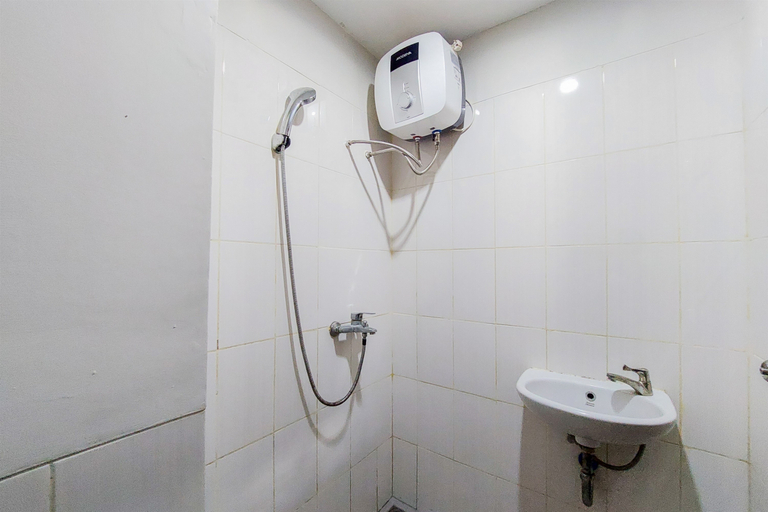 Bathroom 5, Fancy and Nice 1BR at Easton Park Apartment By Travelio, Tangerang Selatan