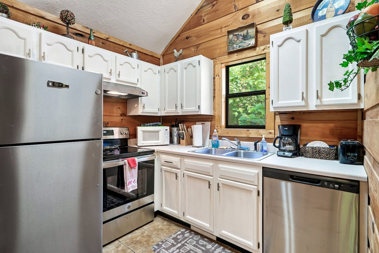 Room 5, Pigeon Forge Mins I Gatlinburg I Hot tub I Firepit, Sevier