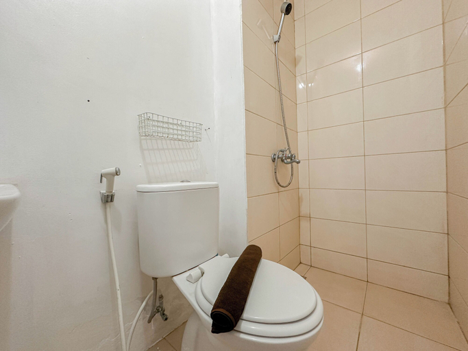 Bathroom 3, Comfort Studio (No Kitchen) At Tamansari Prospero Sidoarjo Apartment, Sidoarjo