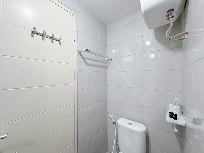 Bathroom 5, Studio (No Kitchen) With City Light View Benson Supermall Mansion Apartment, Surabaya