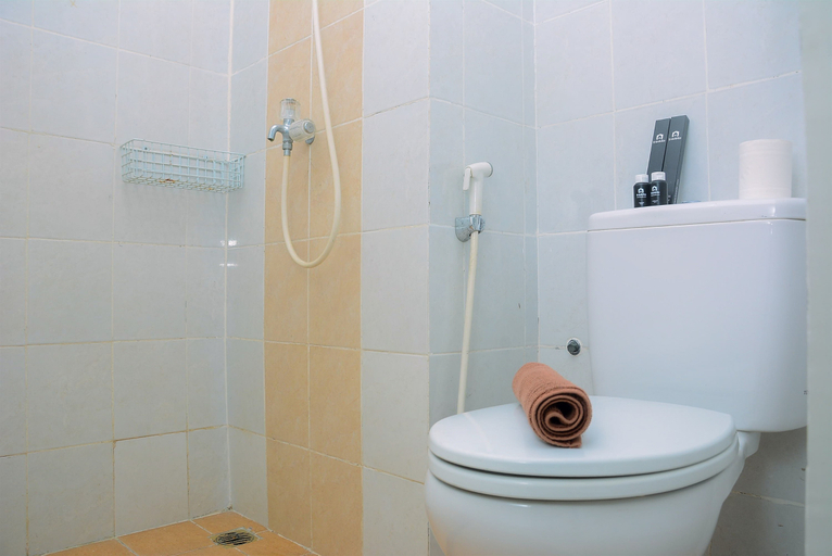 Bathroom 5, Comfort Studio Taman Melati Margonda Apartment By Travelio, Depok