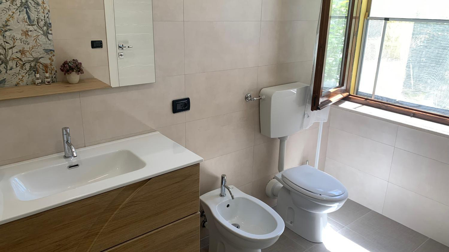 Bathroom 4, Valemare, Chieti