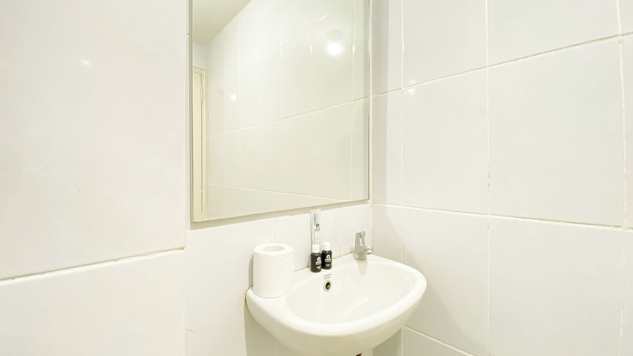 Bathroom 3, Comfy And Lovely 2Br Apartment Tokyo Riverside Pik 2, Tangerang