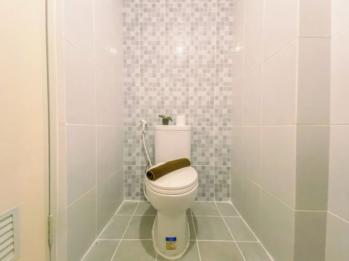 Bathroom 3, Cozy Studio At 31Th Floor Apartment Tokyo Riverside Pik 2, Tangerang