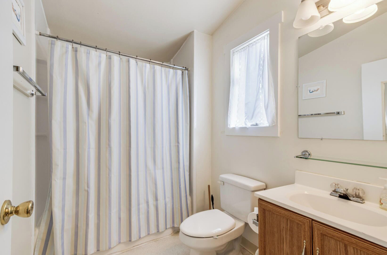 Bathroom 3, Maryland Gardens 19D, Sussex