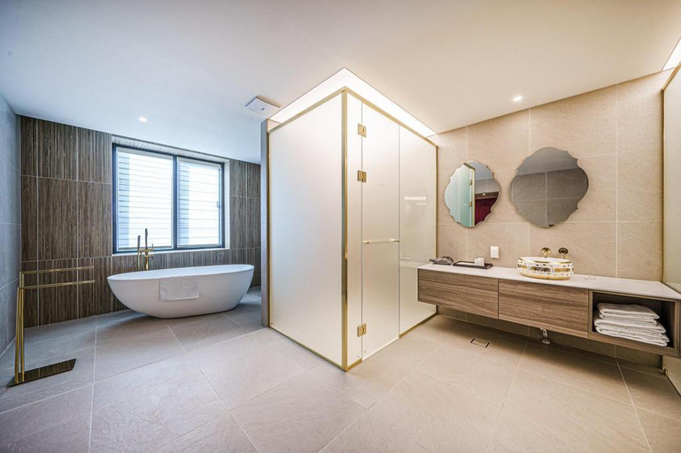 Bathroom 7