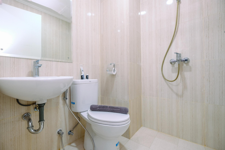 Bathroom 5, Minimalist and Cozy Studio Sentul Tower Apartment By Travelio, Bogor