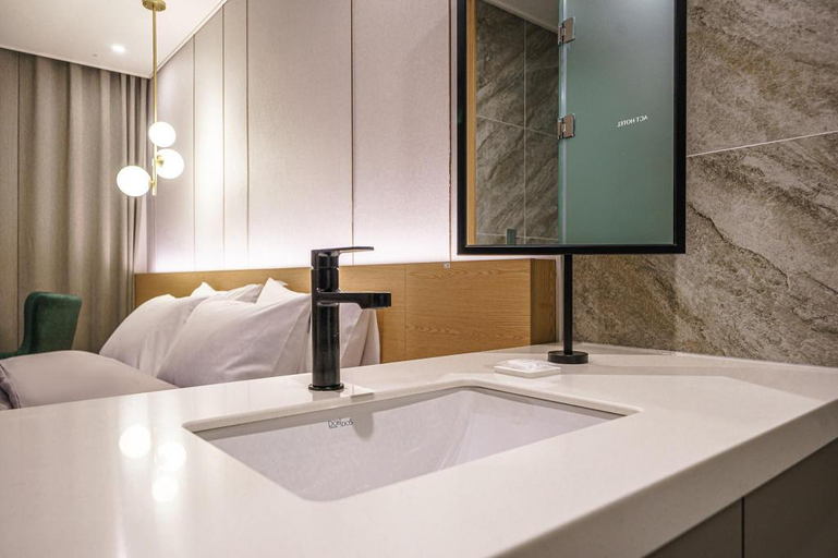 Bathroom 18