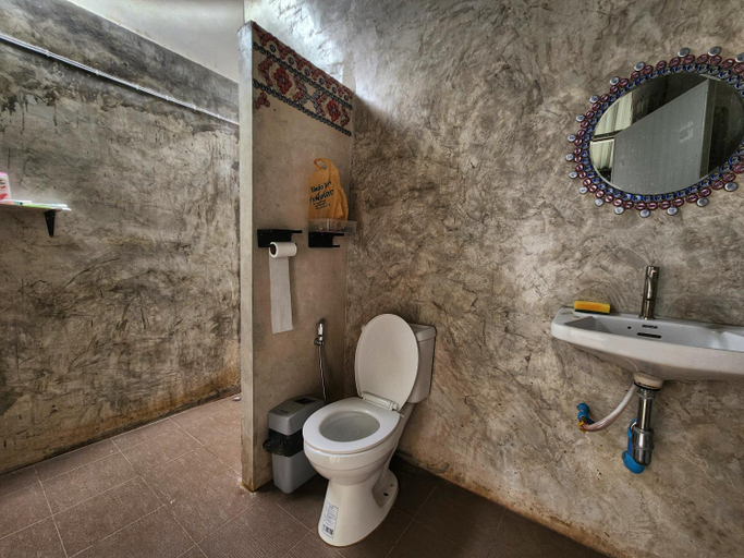 Bathroom 3, Bambus Restaurant Bar Hostels & Glamping, Pulau Phuket