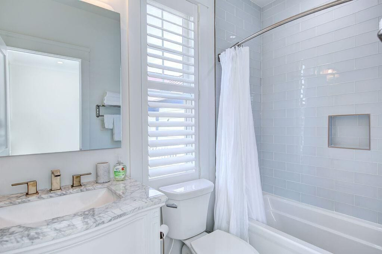 Bathroom 3, Lake Avenue 77, Sussex