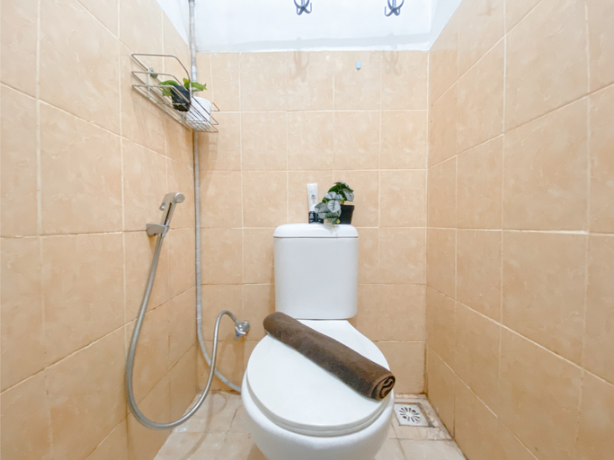 Bathroom 5, Strategic Studio Apartment at Menteng Square By Travelio, Central Jakarta