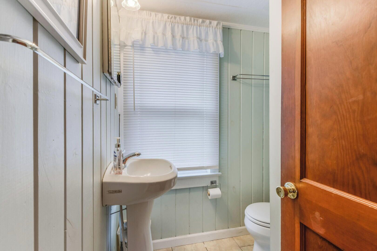 Bathroom, Laurel Street Garage APT 210, Sussex