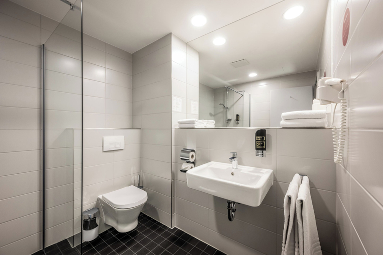 Bathroom 5, Serways Hotel Weiskirchen Nord, Offenbach