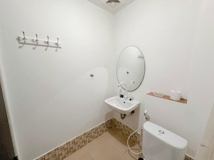 Bathroom 4, 1Br Spacious And Vibrant At Tamansari Prospero Apartment, Sidoarjo