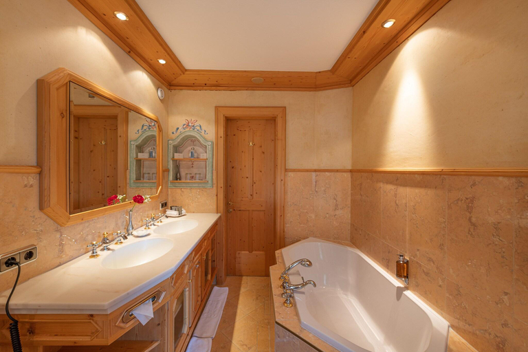 Bathroom 5, Relais & Chateaux Spa Hotel Jagdhof, Innsbruck Land