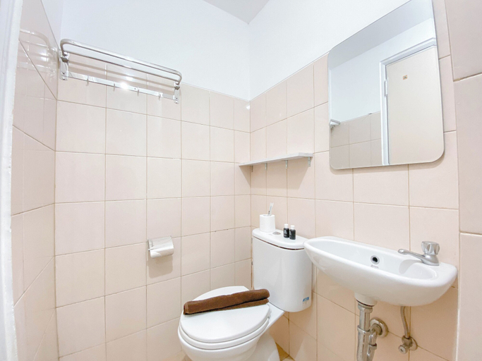 Bathroom 2, Homey & Restful Studio At Tamansari Panoramic Apartment, Bandung