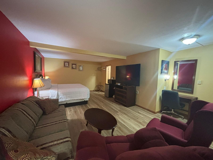Bedroom 4, Economy Inn & Suites, Saline