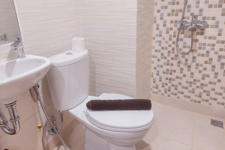 Bathroom 3, Cozy Studio Apartment At Cisauk Point, Tangerang