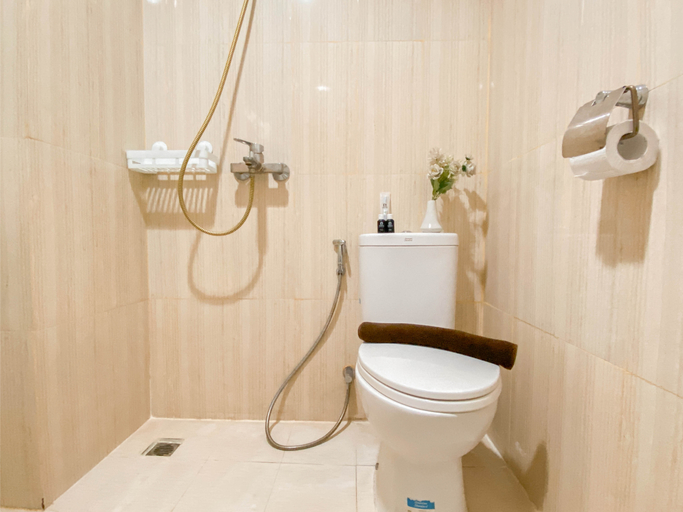 Bathroom 5, Warm and Cozy Studio at Sentul Tower Apartment By Travelio, Bogor