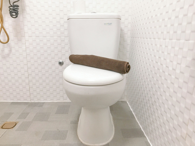 Bathroom 3, Wonderful And Modern Studio At Orchard Supermall Mansion Apartment, Surabaya