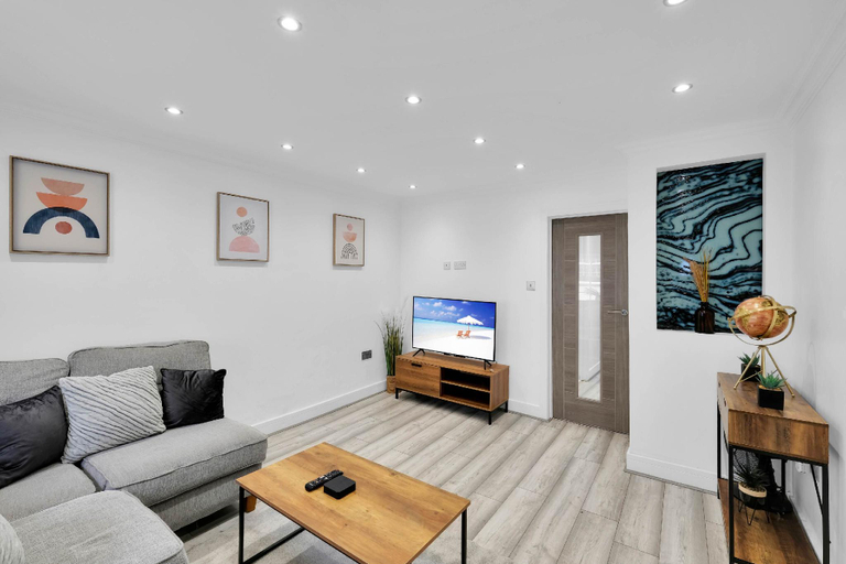 Others 4, Newly refurbished 2 Bed House in a Town Centre, Devon