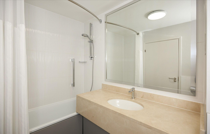 Bathroom, Doubletree By Hilton Newbury North, West Berkshire