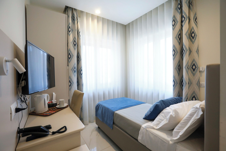 Bedroom 2, Vomero High Hotel, Napoli
