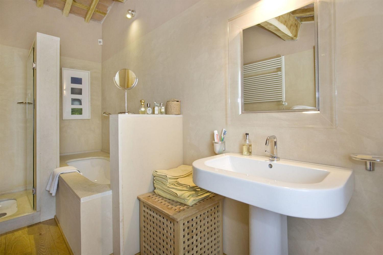 Others 5, Albergo moderno con bella piscina, Lucca