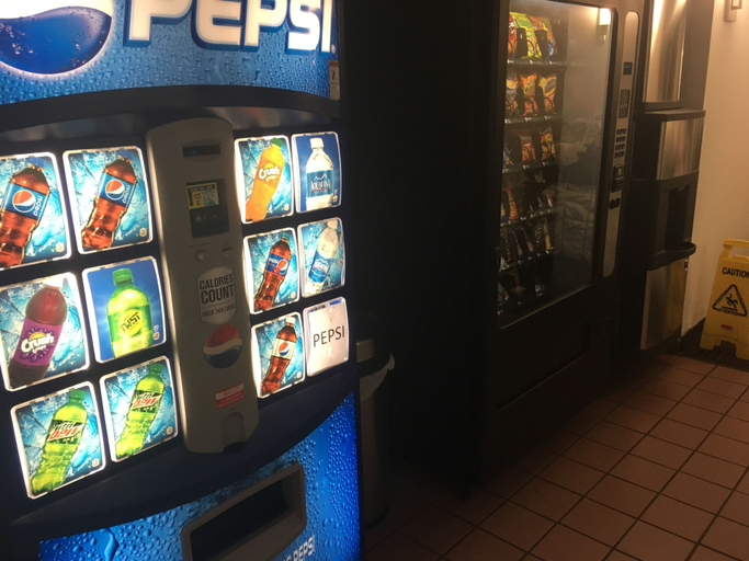 Food & Drinks 5, Super 8 by Wyndham Peoria, Peoria