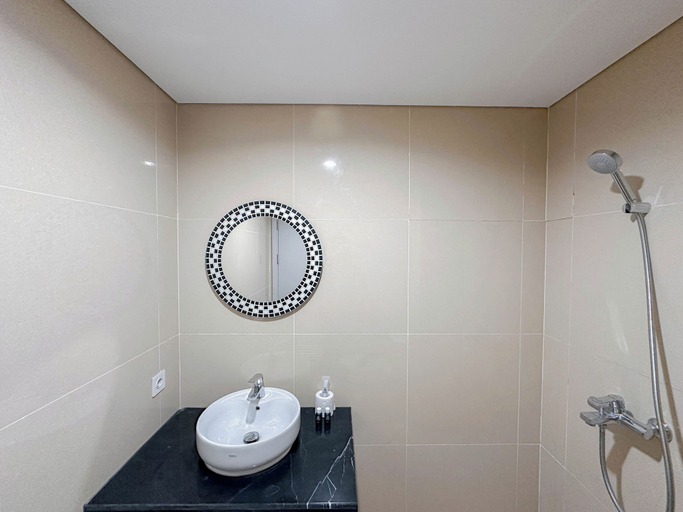 Bathroom 3, Comfortable Stay And Strategic 1Br At Grand Sungkono Lagoon Apartment, Surabaya